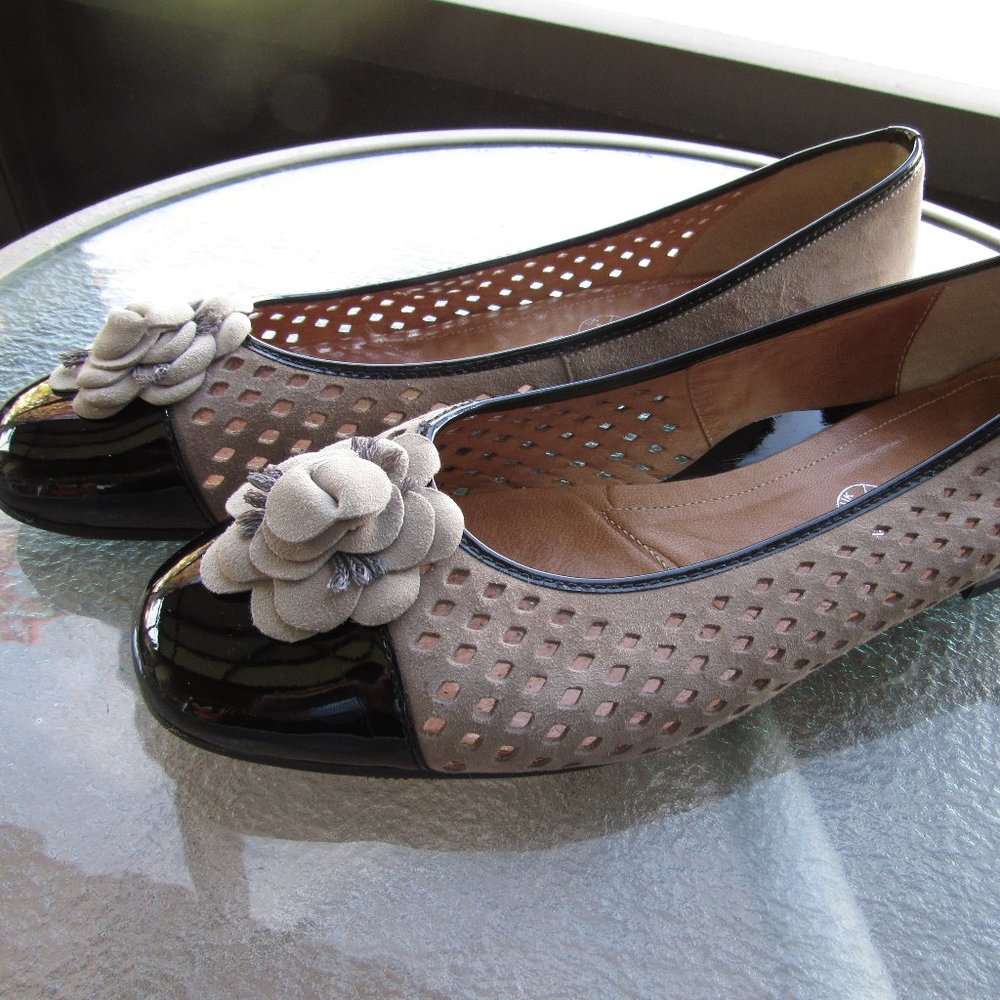 ara Women, Ladies Shoes. Size 10.5. Two tone tan/black with Flower. VGC
